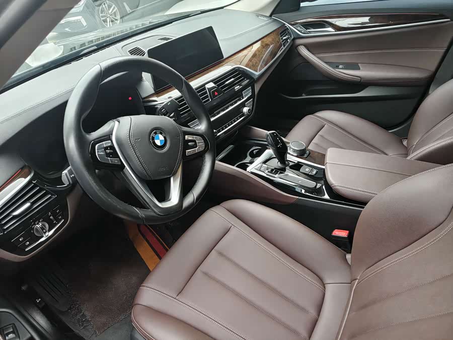 BMW 5 Series 2019 — фото 12