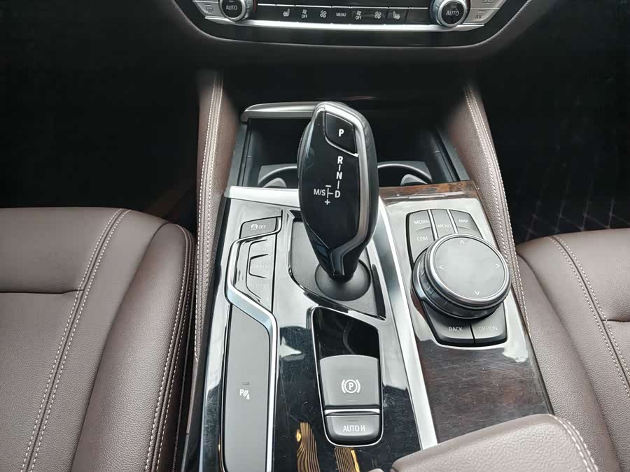 BMW 5 Series 2019 — фото 16