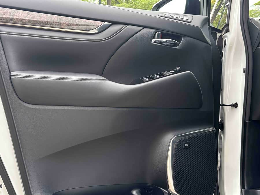 Toyota Alphard 2020 — фото 17