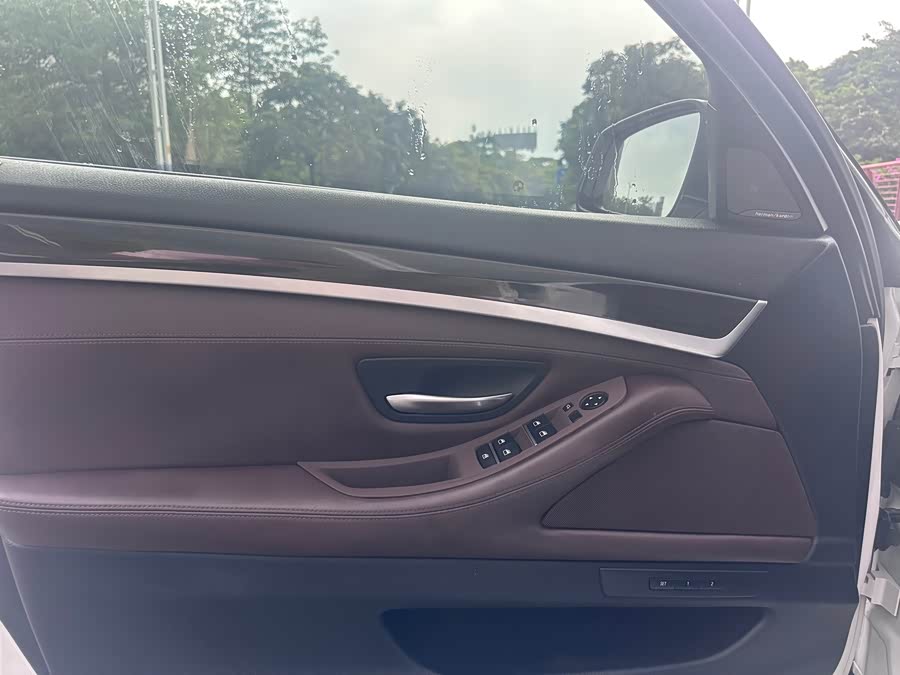 BMW 5 Series 2017 — фото 11