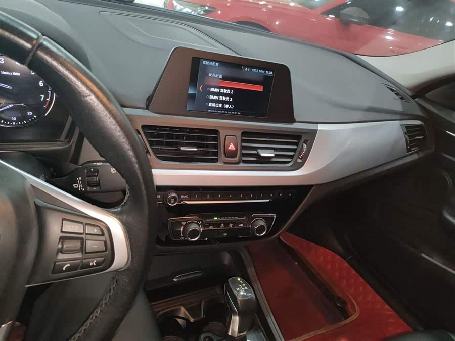 BMW 1 Series 2018 — фото 10