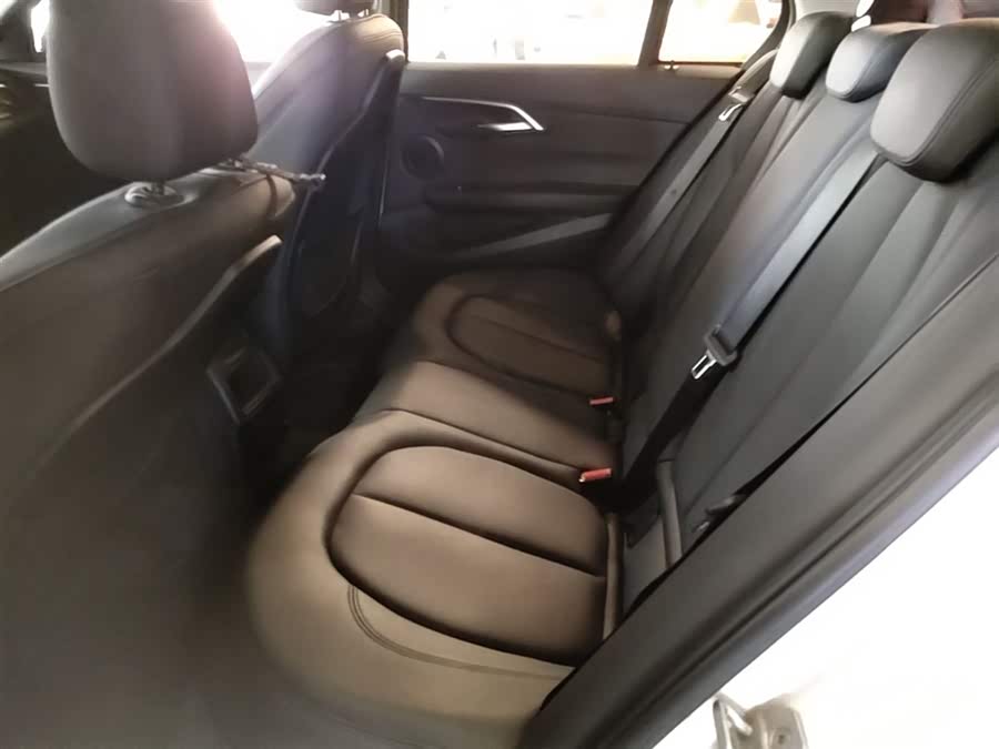 BMW 1 Series 2018 — фото 17