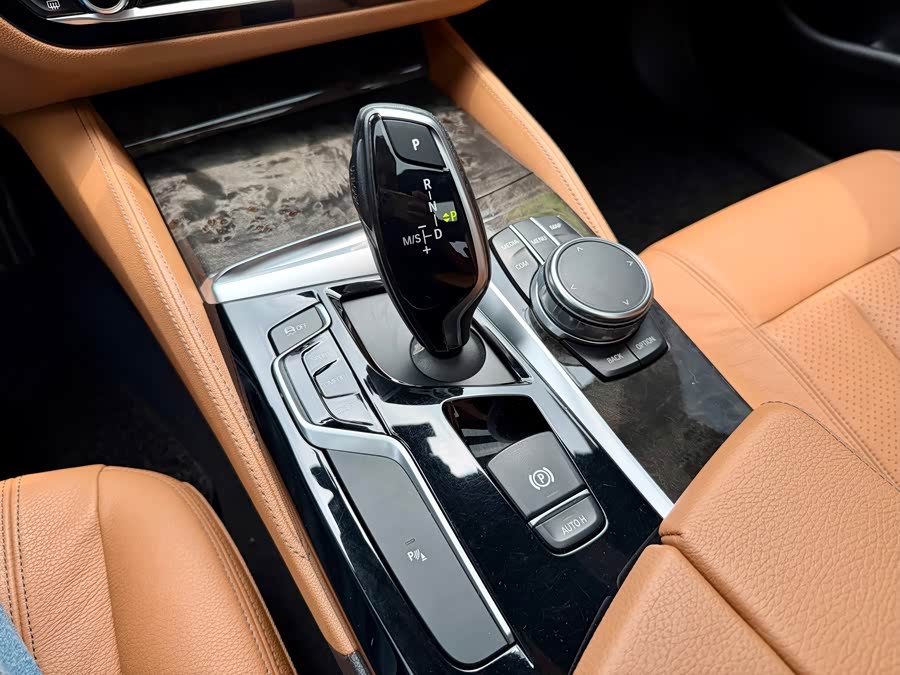 BMW 5 Series 2018 — фото 19
