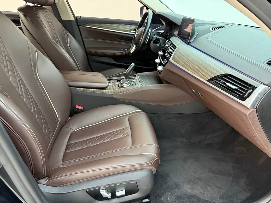 BMW 5 Series 2019 — фото 15