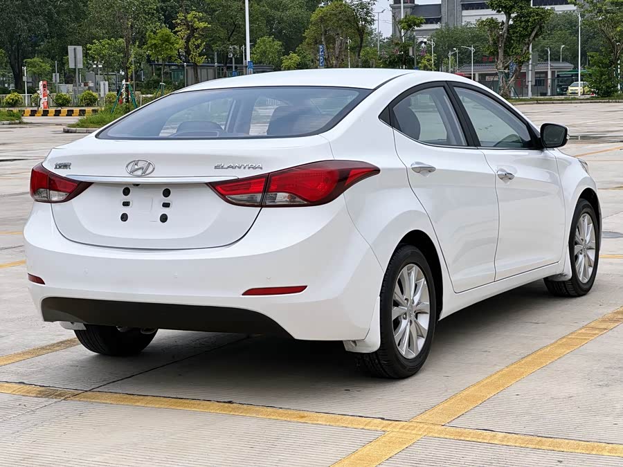 Hyundai Elantra 2016 — фото 35