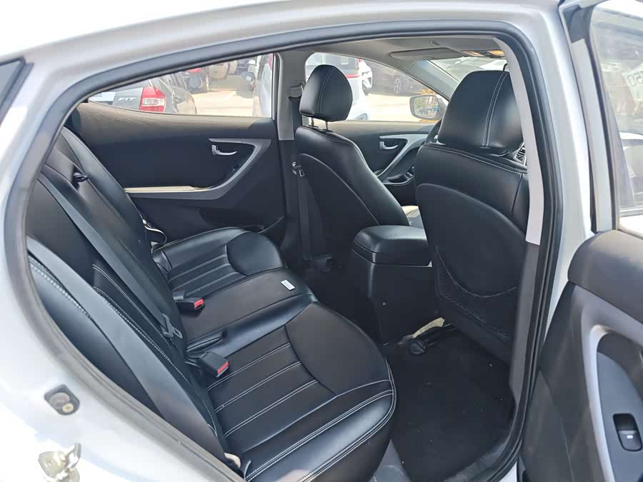 Hyundai Elantra 2016 — фото 12