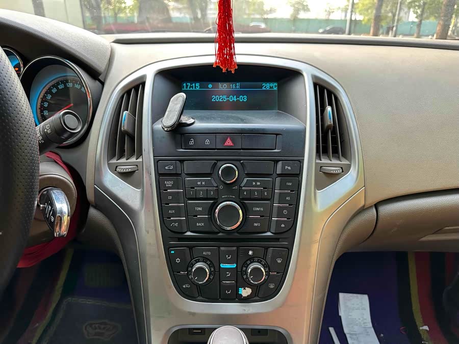 Buick Excelle 2013 — фото 11