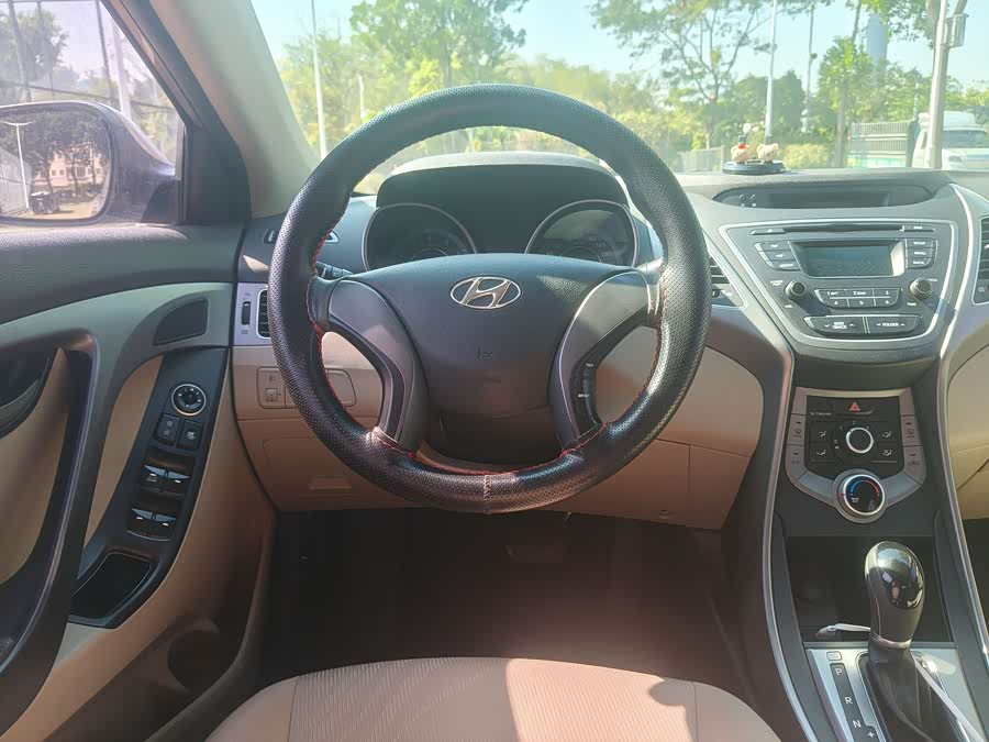 Hyundai Elantra 2016 — фото 12
