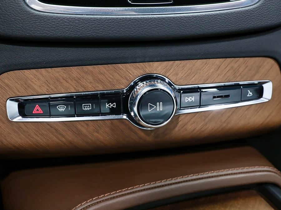 Volvo XC90 2018 — фото 22