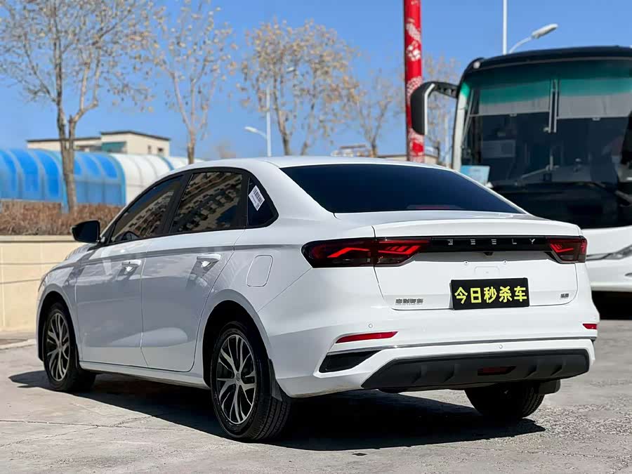 Geely Emgrand 2022