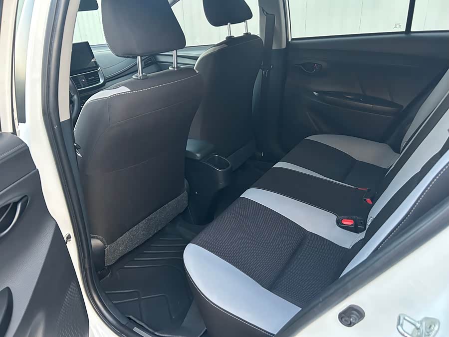 Toyota Yaris L 2021 — фото 10