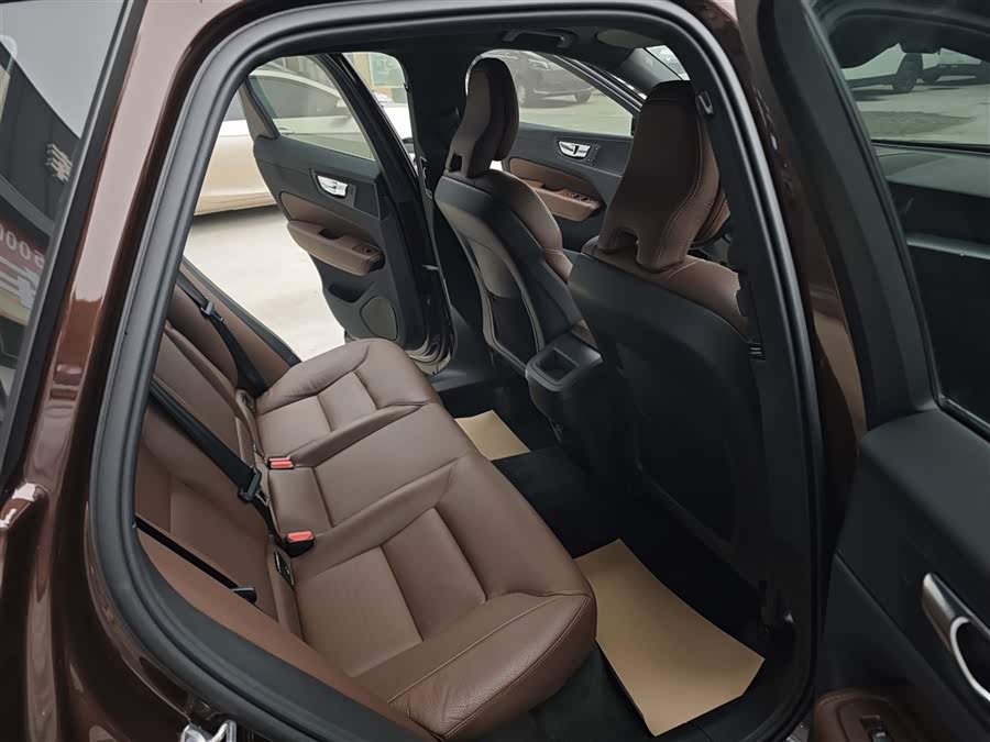 Volvo XC60 2021 — фото 10