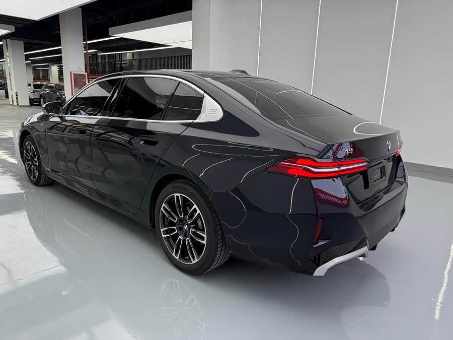 BMW 5 Series 2025 — фото 15