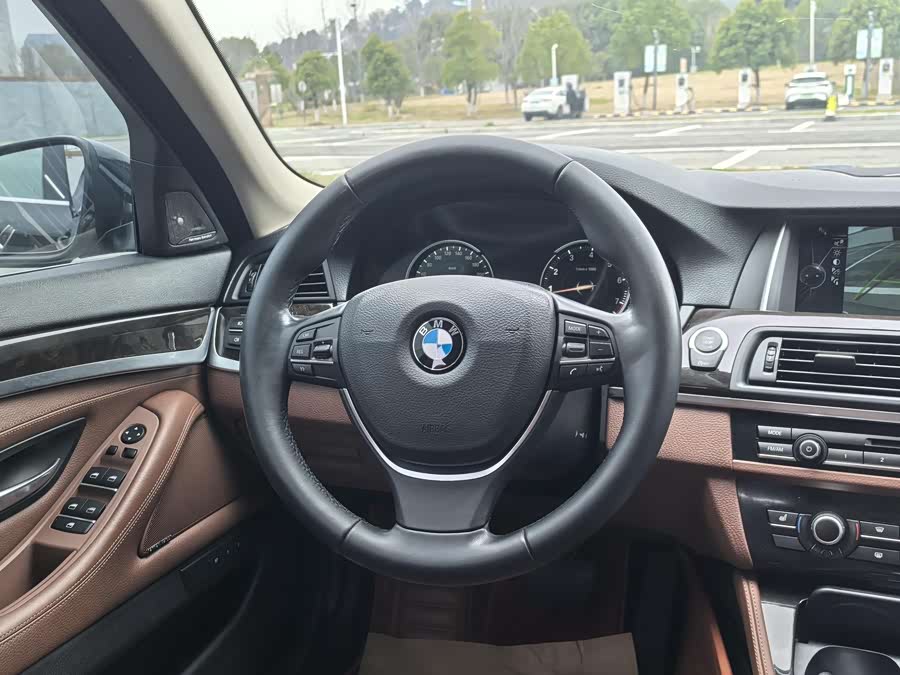 BMW 5 Series 2017 — фото 13
