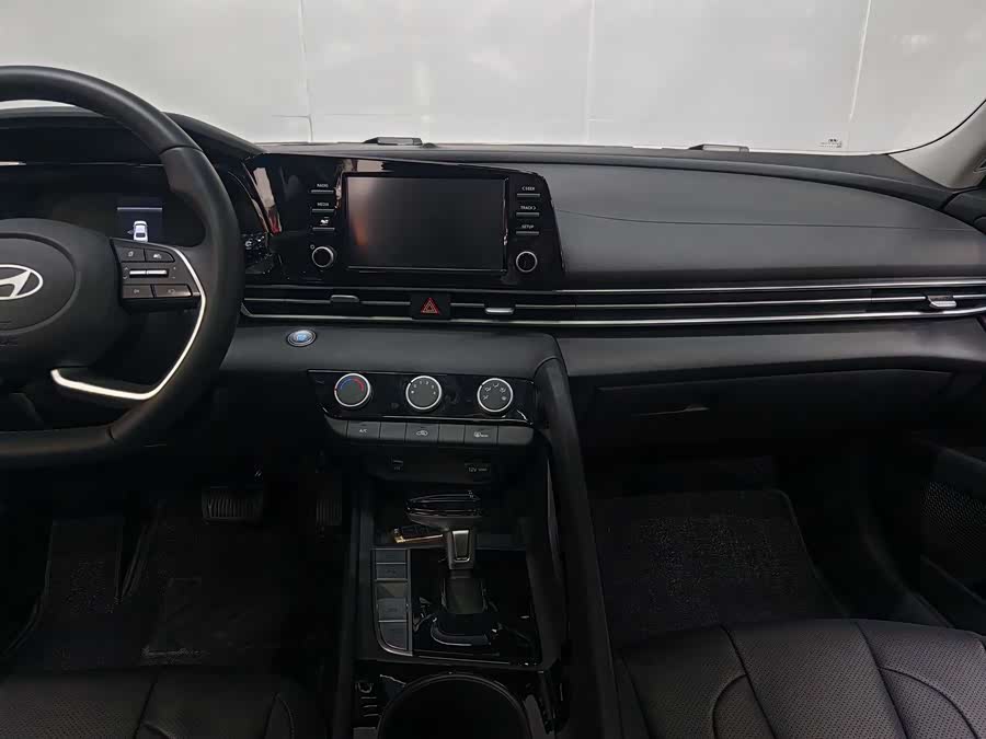 Hyundai Elantra 2023 — фото 10
