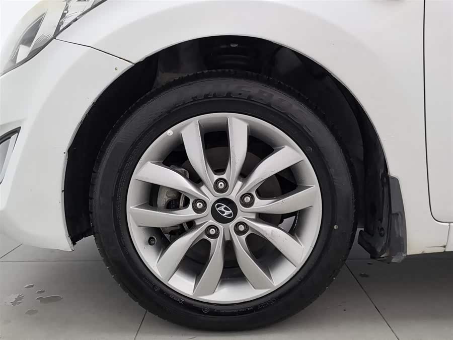 Hyundai Elantra 2015 — фото 17