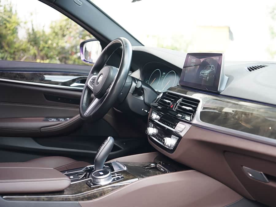 BMW 5 Series 2019 — фото 13