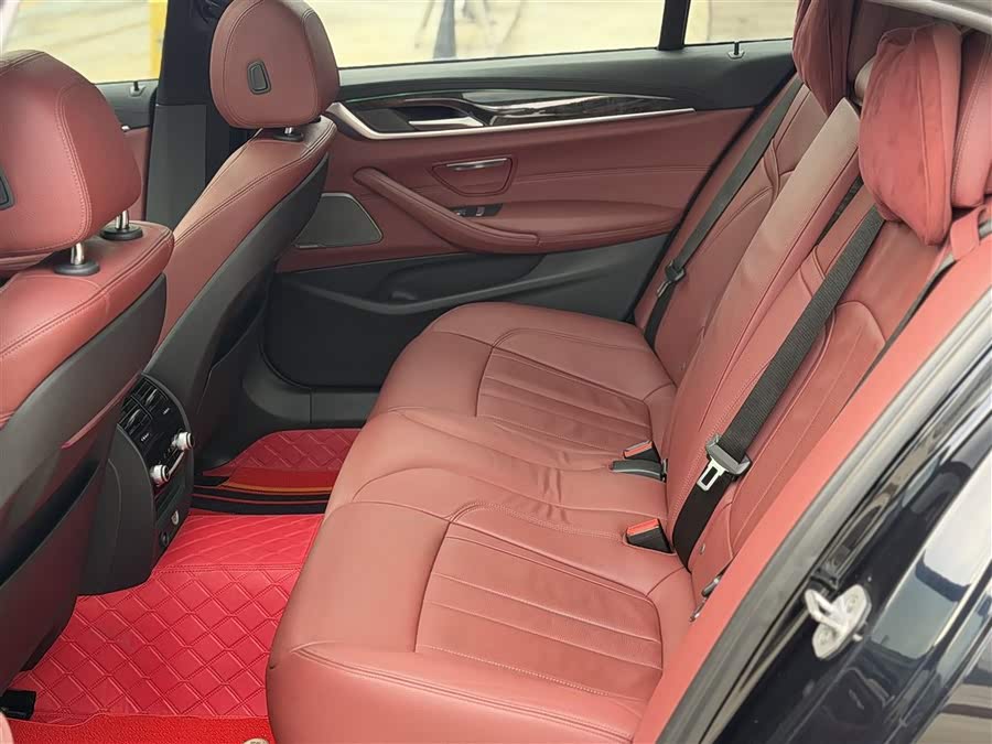 BMW 5 Series 2019 — фото 16