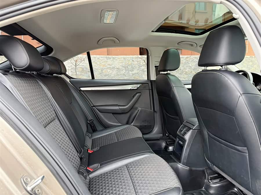 Skoda Octavia 2018 — фото 21