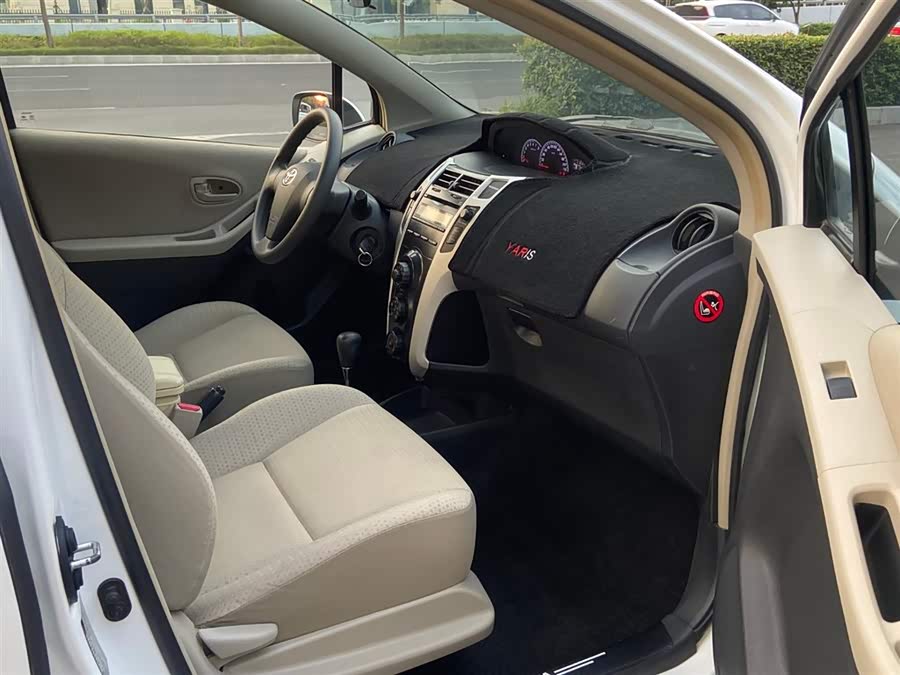 Toyota Yaris L 2011