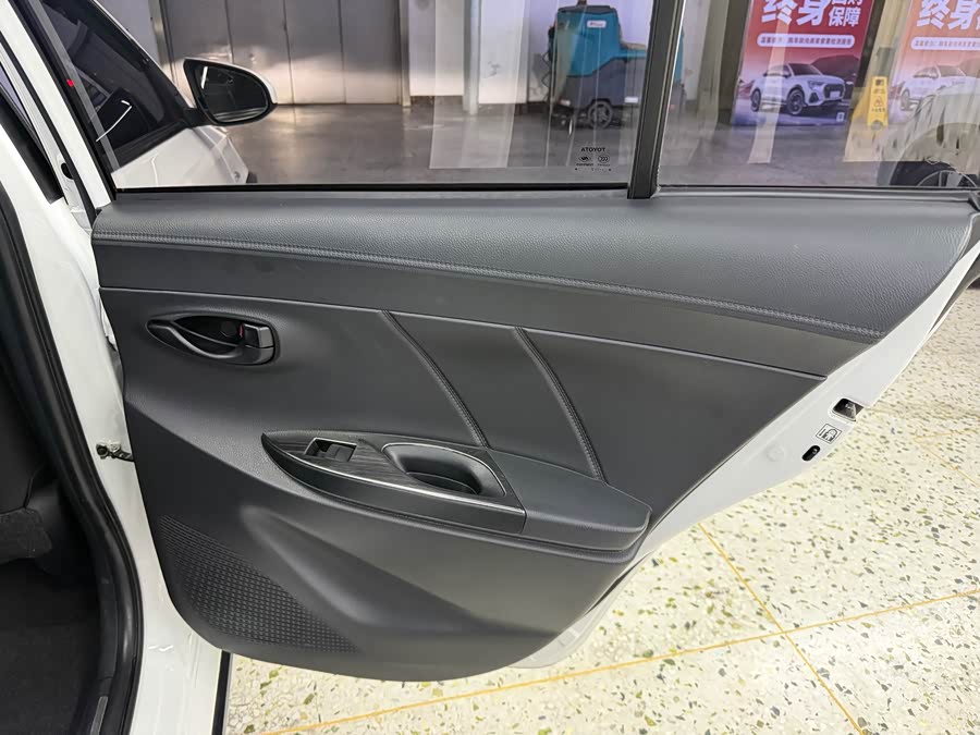 Toyota Yaris L 2022 — фото 18