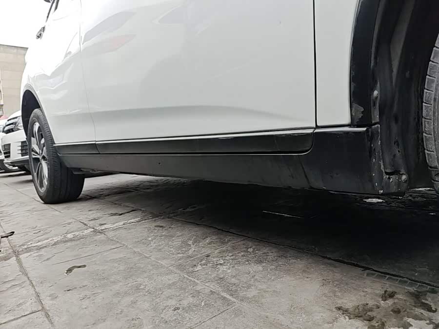 Luxgen You6 SUV 2015 — фото 21