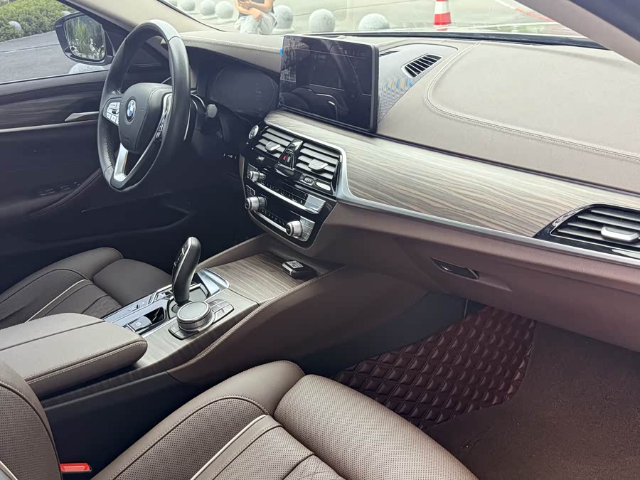 BMW 5 Series 2021 — фото 11