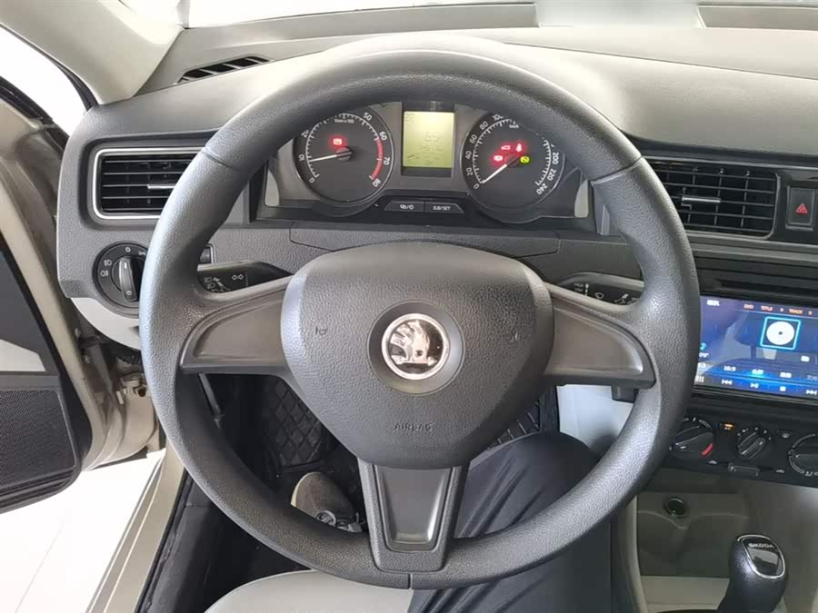 Skoda Rapid 2015 — фото 11