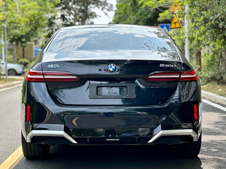 BMW 5 Series 2025 — фото 9