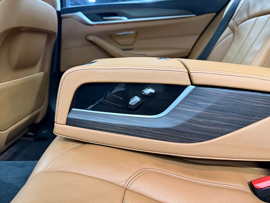 BMW 5 Series 2018 — фото 20