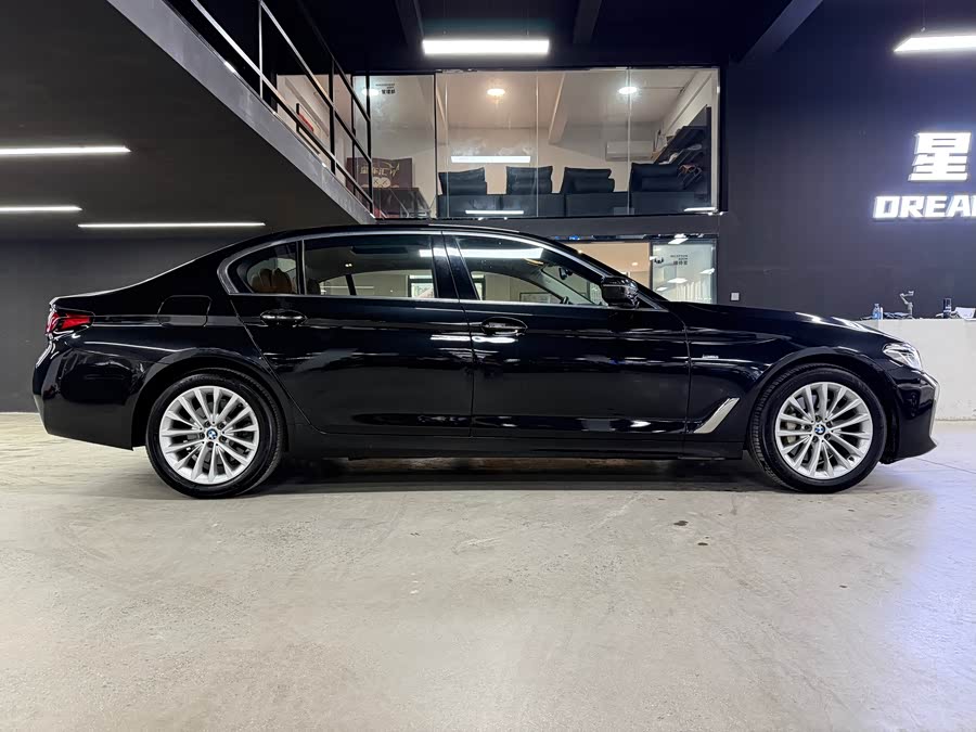 BMW 5 Series 2018 — фото 10