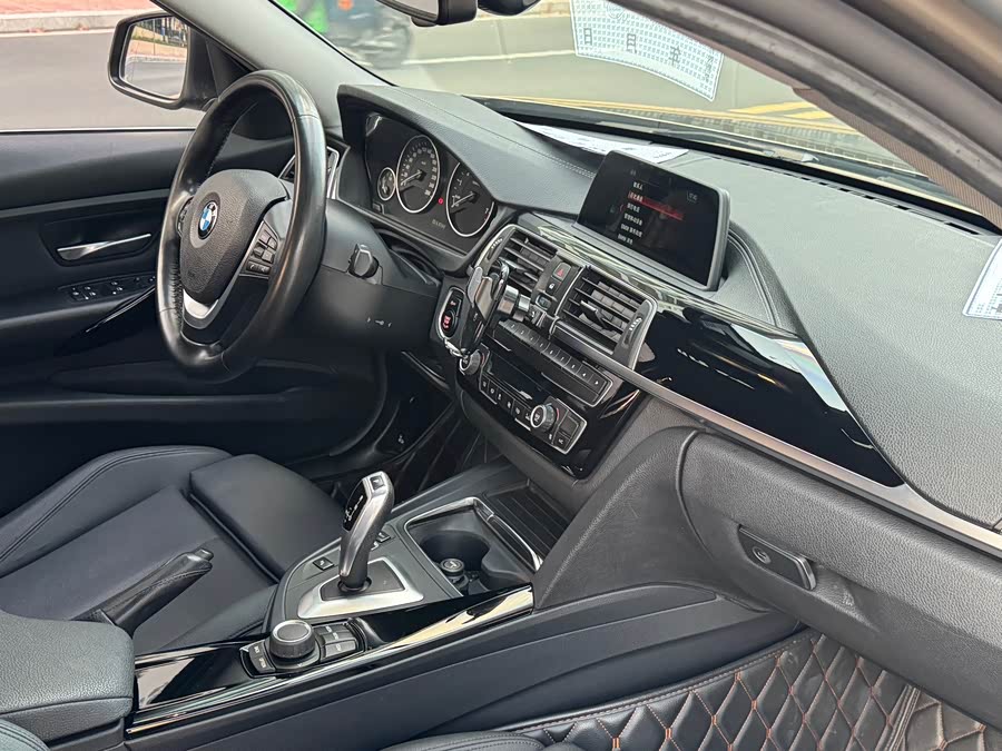 BMW 3 Series 2018 — фото 12