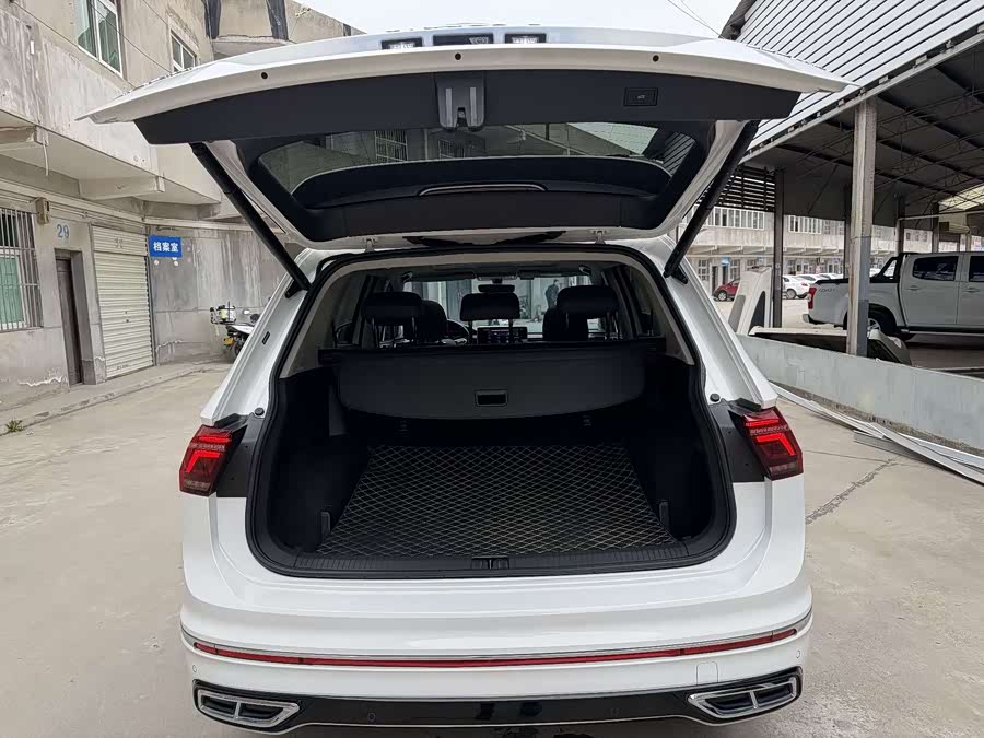 Volkswagen Tiguan L 2022 — фото 11