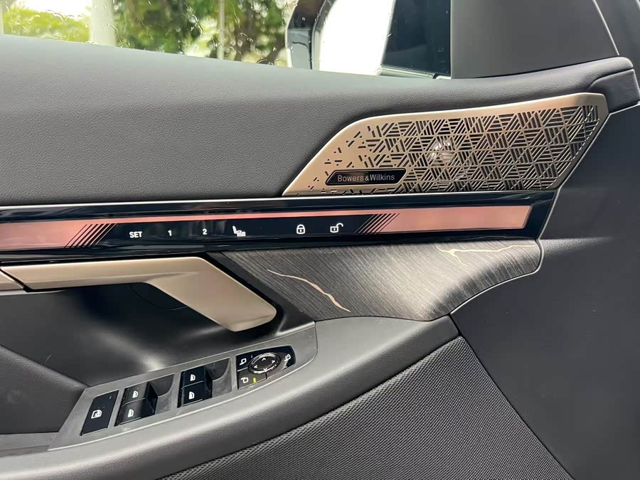 BMW 5 Series 2025 — фото 11