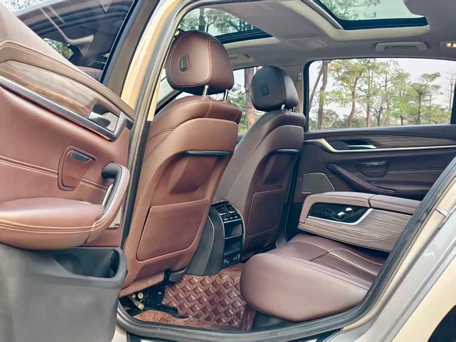 BMW 5 Series 2020 — фото 13