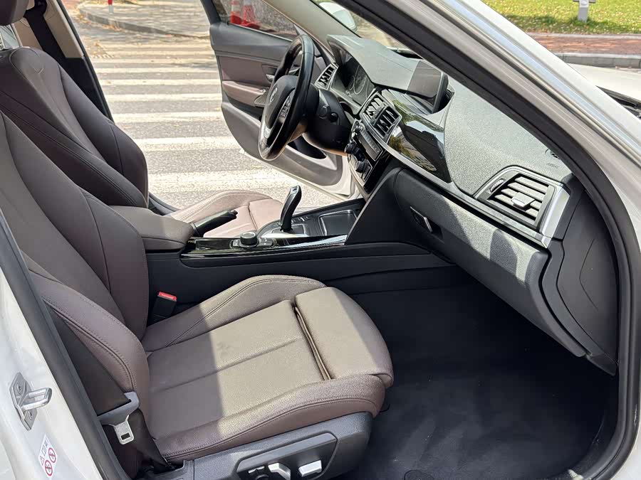 BMW 3 Series 2018 — фото 10
