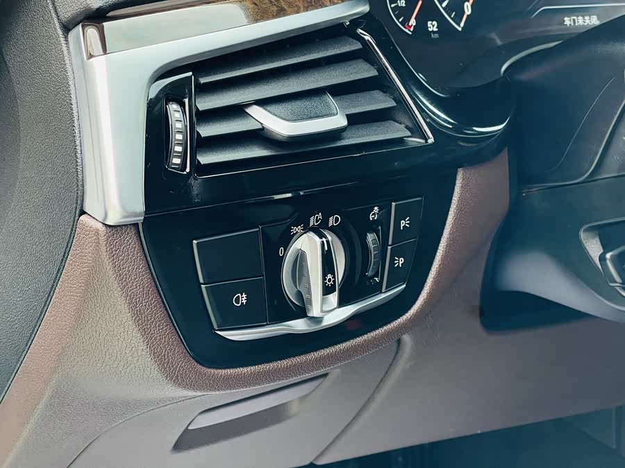 BMW 5 Series 2019 — фото 12