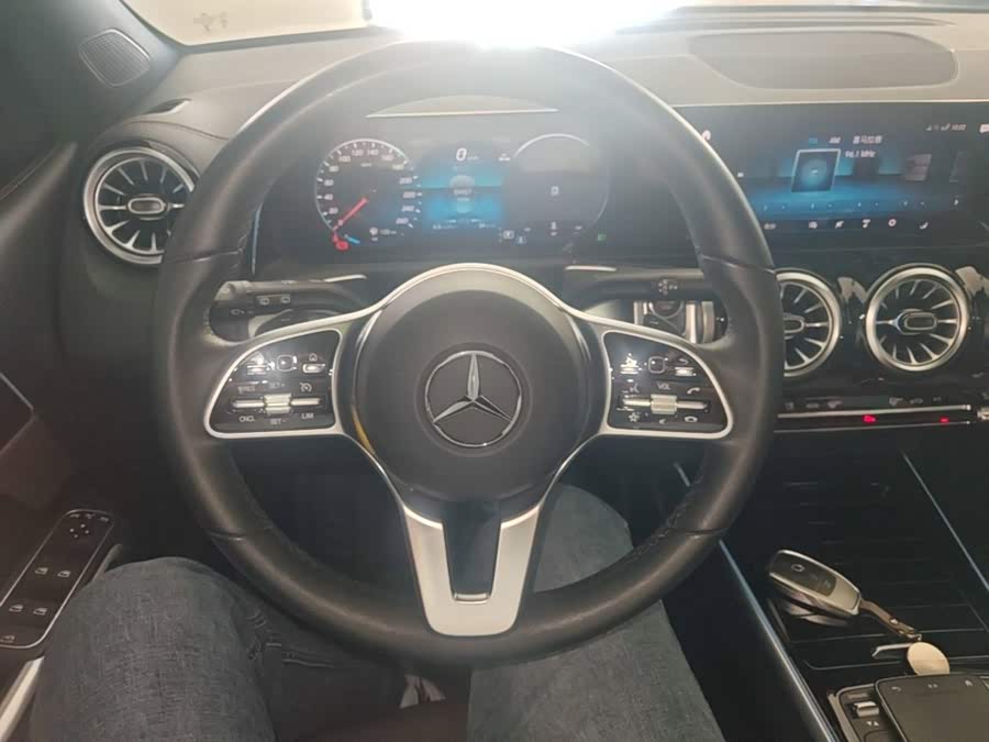Mercedes-Benz GLB 2023
