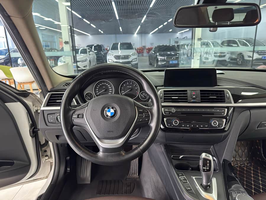 BMW 3 Series 2019 — фото 14