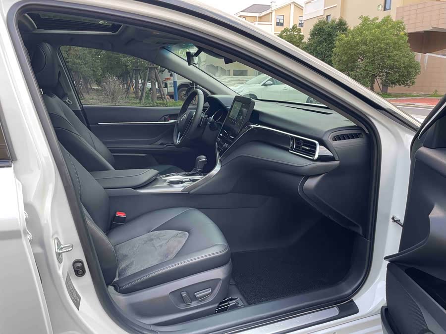 Toyota Camry 2023 — фото 14