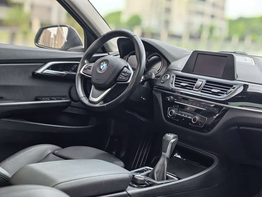 BMW 1 Series 2018 — фото 10