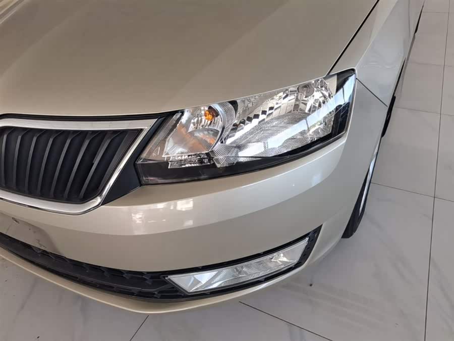 Skoda Rapid 2015 — фото 24