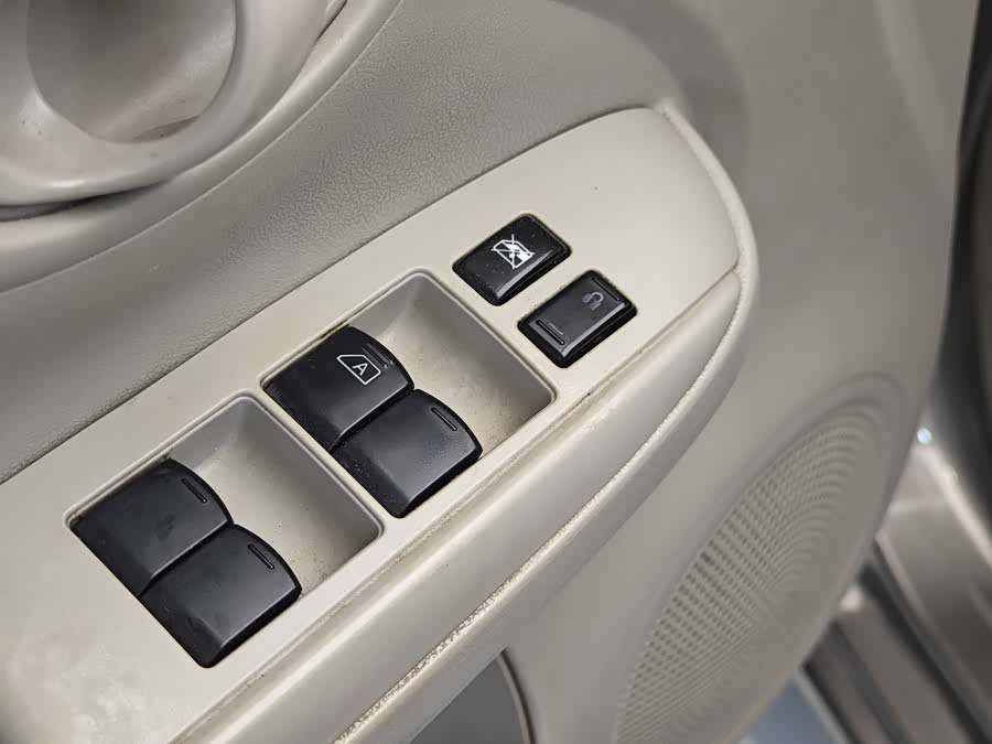 Nissan Sunny 2015 — фото 9