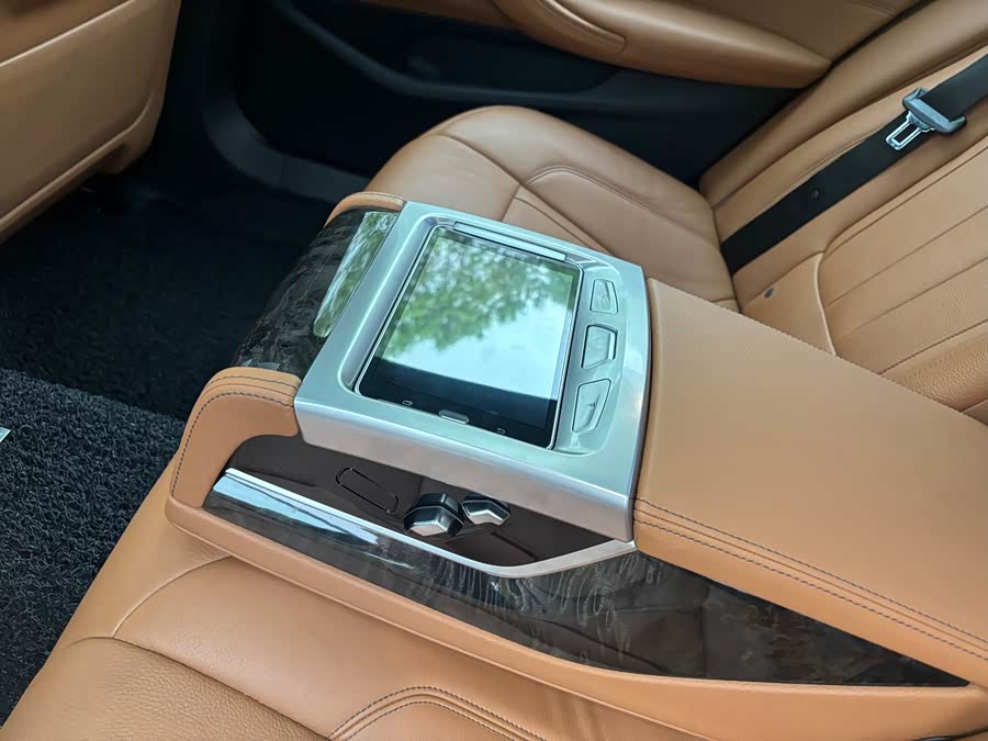 BMW 5 Series 2018 — фото 10