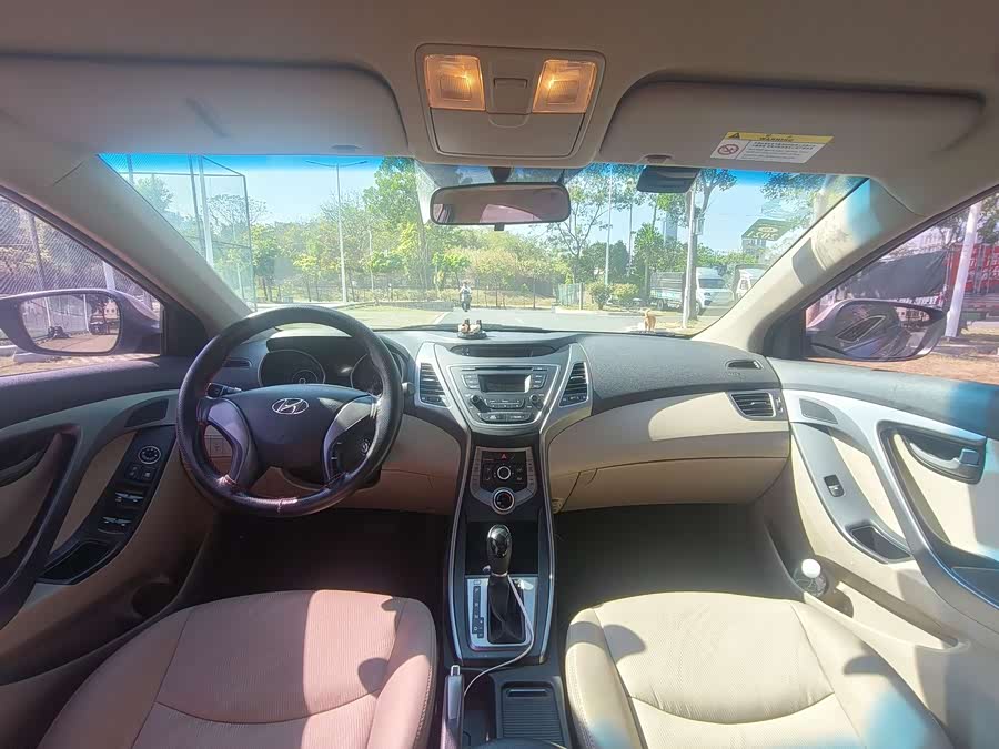 Hyundai Elantra 2016 — фото 13