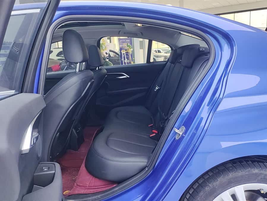 BMW 1 Series 2018 — фото 11