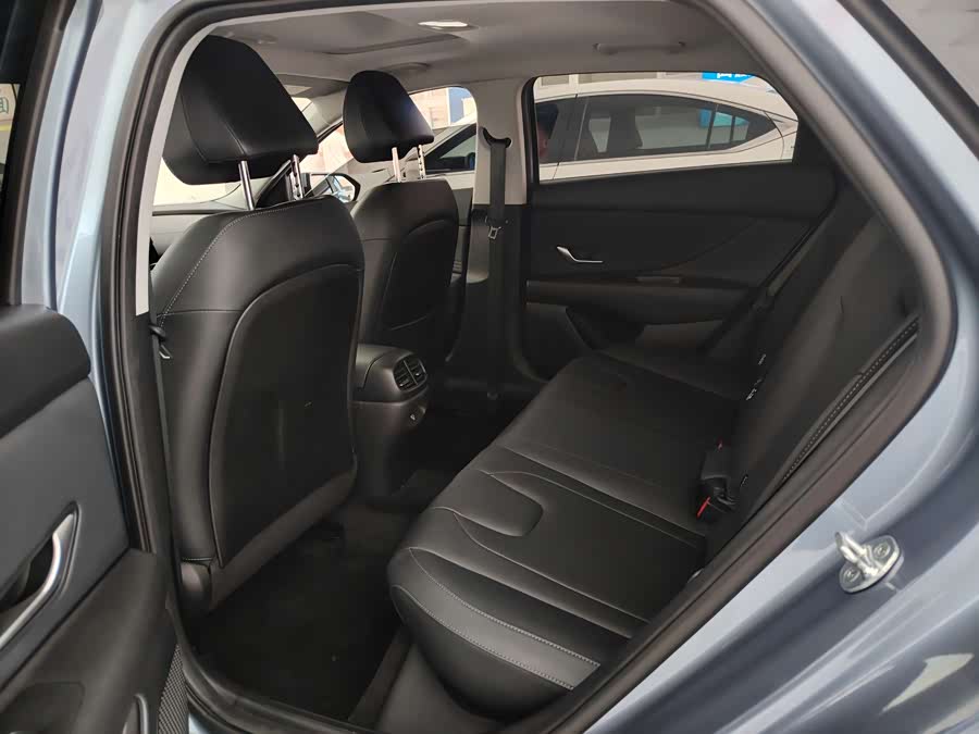 Hyundai Elantra 2023 — фото 12