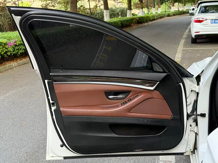 BMW 5 Series 2015 — фото 14