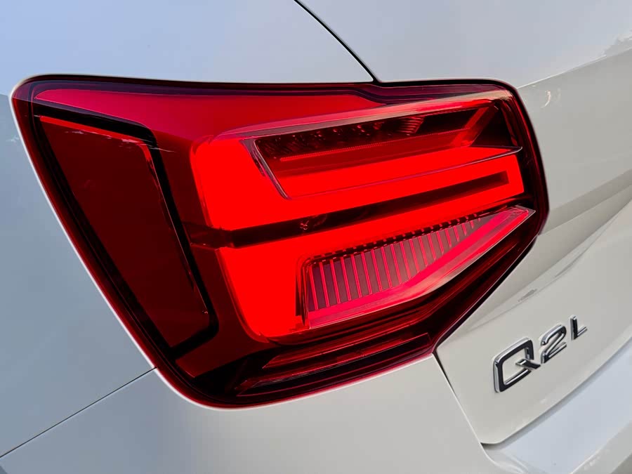 Audi Q2L 2018 — фото 19