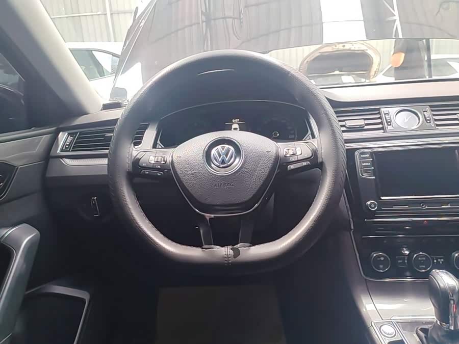 Volkswagen Passat 2017 — фото 11